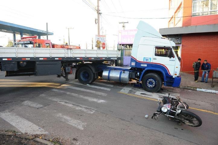 Motociclista morre ap&oacute;s choque contra carreta em Canoas 