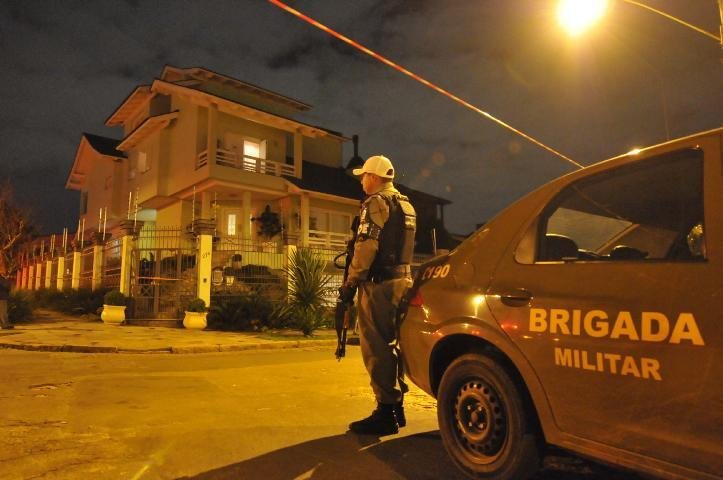 Criminosos invadiram uma casa no bairro Intercap, em Porto Alegre 