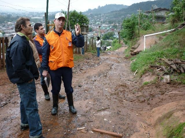 Cinco casas s&atilde;o interditadas em Novo Hamburgo por risco de deslizamentos