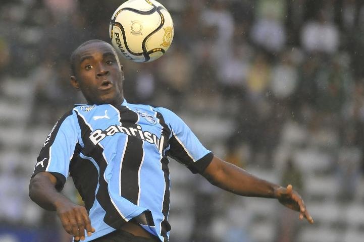 Meia Hugo vai substituir Neuton na lateral-esquerda diante do Cruzeiro,  domingo, em Sete Lagoas