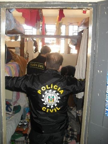 Policiais civis revistaram todas as celas e os detentos do Pres&iacute;dio Estadual de Cruz Alta