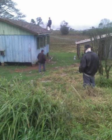 Destro&ccedil;os de telhas foram encontrados em diversas propriedades