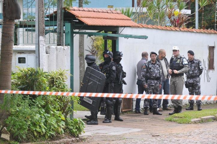 Pol&iacute;cia cerca casa onde homem amea&ccedil;ou familiares