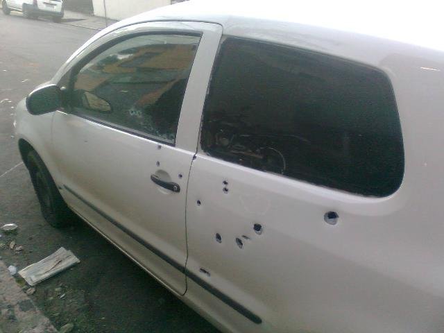 Carro &eacute; atingido por cerca de 20 disparos em Porto Alegre