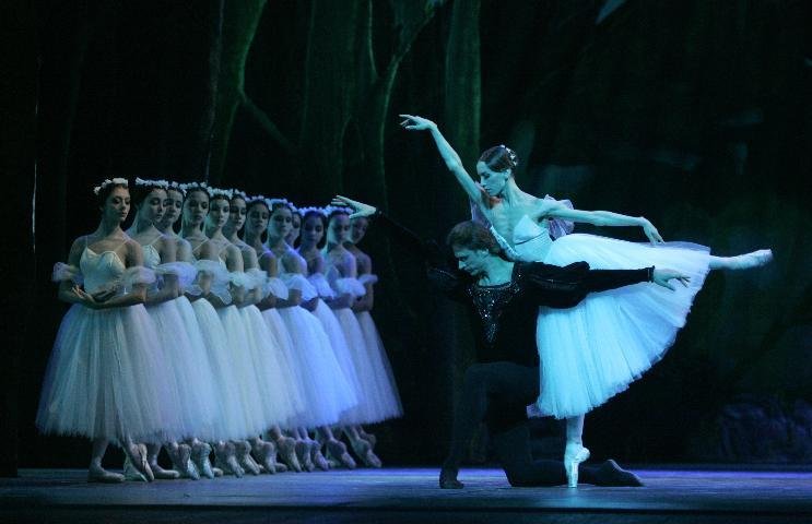 Bailarinos apresentaram a pe&ccedil;a Bal&eacute; nesta segunda-feira em Joinville