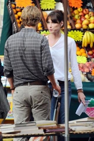 Primeira-dama francesa estava vestida com uma t&uacute;nica branca, jeans e sapatilhas
