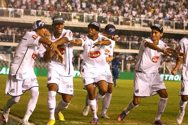 Santos conta com for&ccedil;a do ataque para abrir vantagem