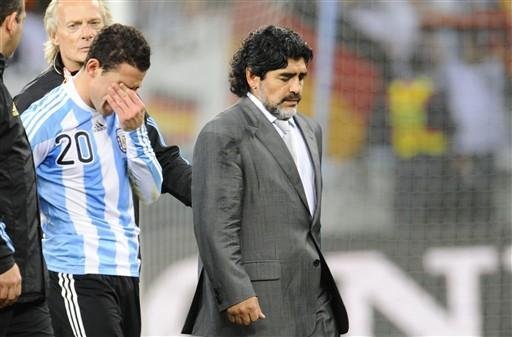 Maradona diz que foi tra&iacute;do por Grondona e Bilardo