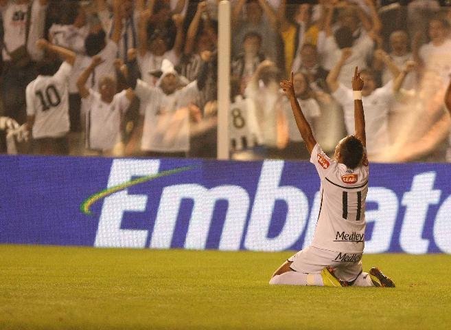 Santos faz 2 a 0 no Vit&oacute;ria e fica perto do t&iacute;tulo