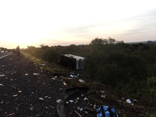Motorista morre em colis&atilde;o entre caminh&atilde;o e &ocirc;nibus na BR-290 