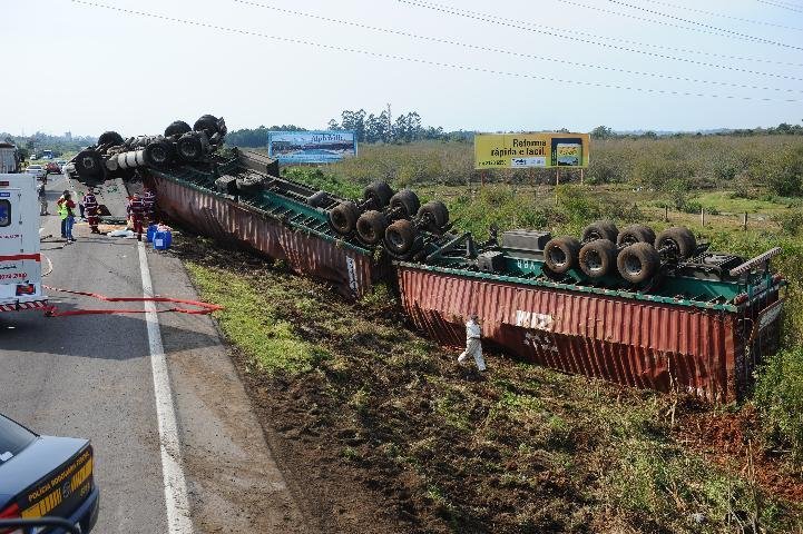 O ve&iacute;culo saiu da pista, percorreu cerca de 100 metros e tombou