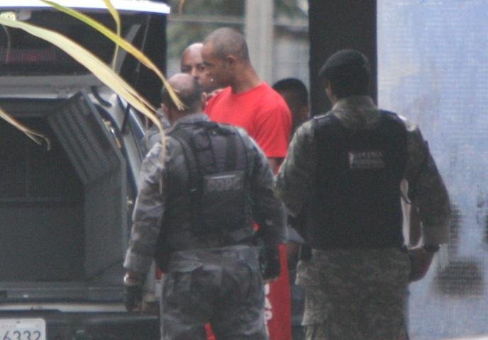Bruno raspa cabe&ccedil;a para evitar teste de DNA do filho de Eliza