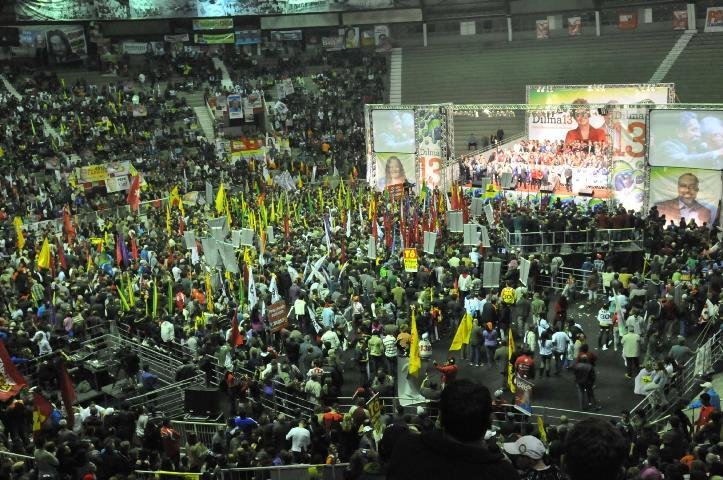 Com milhares de pessoas no Gigantinho, o evento ser&aacute; um dos maiores da campanha petista