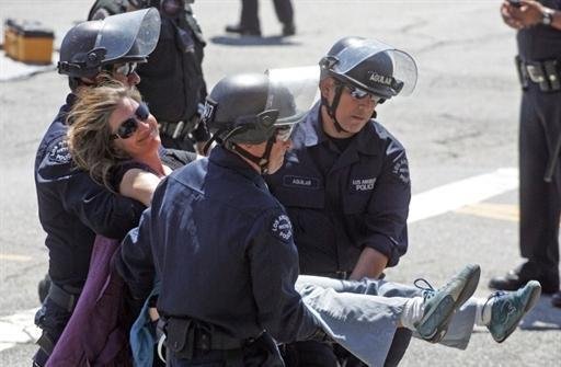 Protesto contra lei anti-imigra&ccedil;&atilde;o no Arizona deixa in&uacute;meros detidos