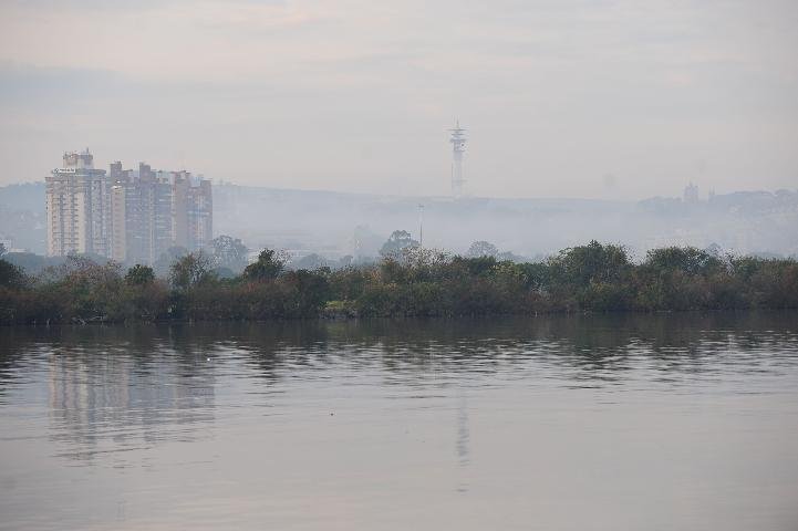 Amanhecer com neblina antecede tarde quente no Estado