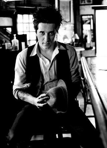 Renato God&aacute; canta cabaret, jazz, folk e chanson em Porto Alegre domingo