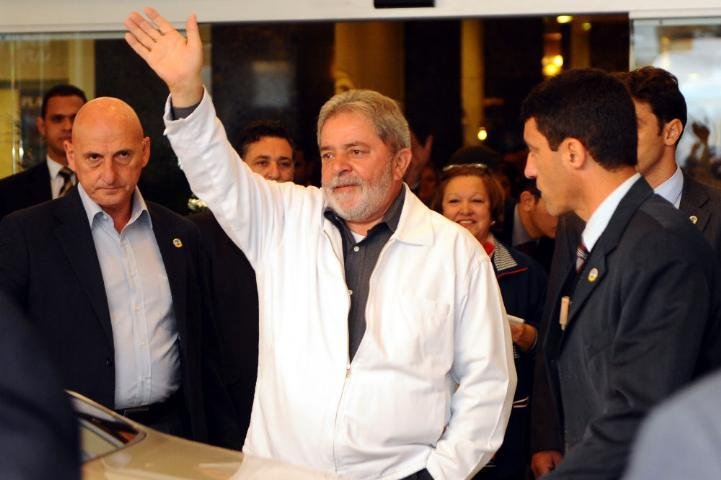 Presidente acenou para multid&atilde;o antes de entrar no carro