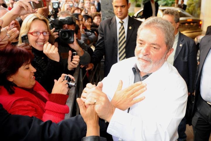 Presidente cumprimentou populares na sa&iacute;da do hotel em Porto Alegre