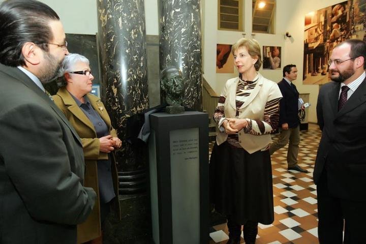 Casa de Cultura recebe busto de Mario Quintana esculpido por Xico Stockinger