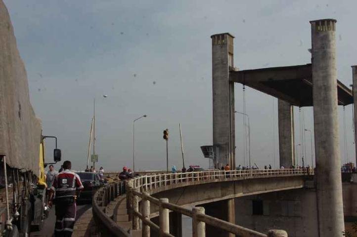 Falha na ponte do Gua&iacute;ba causou seis quil&ocirc;metros de congestionamento 