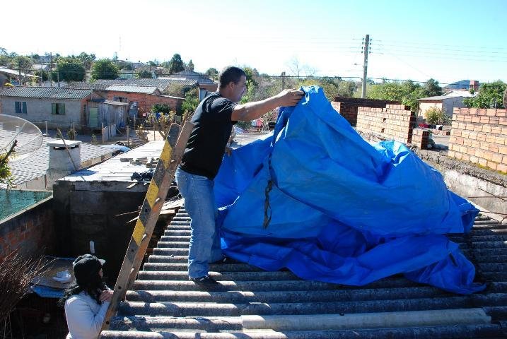 Moradores de Santa Maria recuperam casas ap&oacute;s vendaval