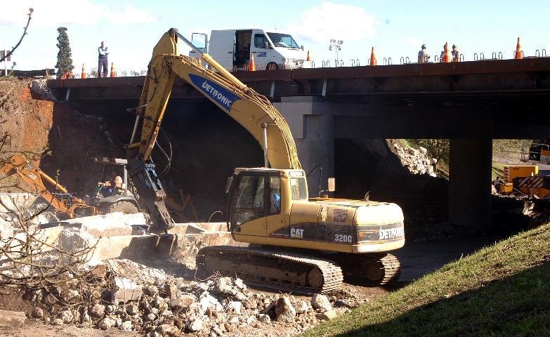 Tr&acirc;nsito segue lento na BR-116 devido &agrave;s obras do viaduto