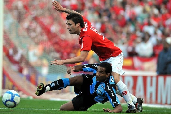 Carvalho diz que foco dividido contribuiu para o empate no Gre-Nal