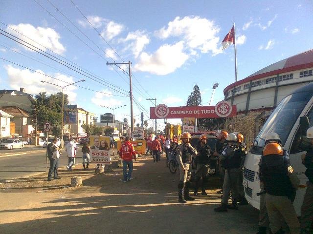 Cambistas revendem ingressos ao lado de policiais militares