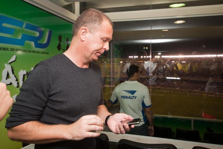 Mano Menezes assistiu ao empate sem gols entre Flamengo x Vasco, no Maracan&atilde;