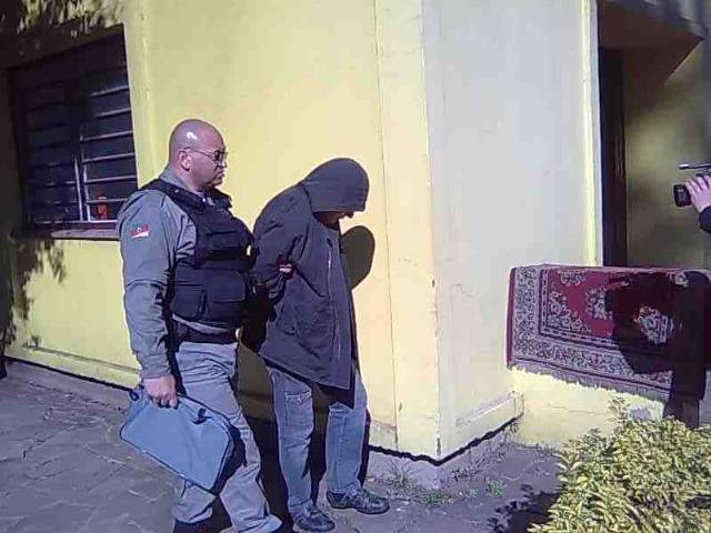 Ap&oacute;s assalto a farm&aacute;cia, dois s&atilde;o presos em Porto Alegre 