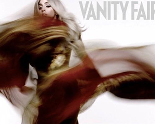 Lady Gaga fotografa com cabelos brancos