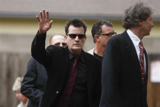 Charlie Sheen se declara culpado de agredir a mulher