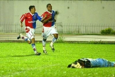 Campeonatos de 2003 e 2004 (foto) servem de alerta para o Gr&ecirc;mio em 2010