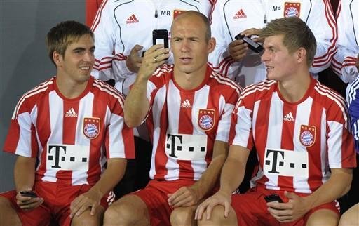 Robben (centro) se lesionou e ficar&aacute; fora dos gramados por dois meses