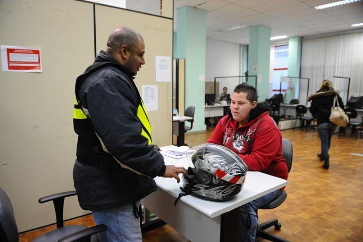 Detran retira obrigatoriedade de placa e chassi na licen&ccedil;a de motoboys