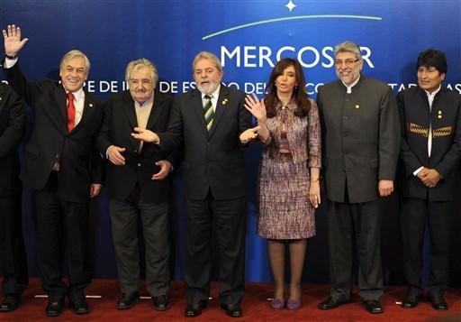Da direita para esquerda, Sebastian Pi&ntilde;era, Jos&eacute; Mujica, Luiz In&aacute;cio Lula da Silva, Cristina Kirchner, Fernando Lugo e Evo Morales