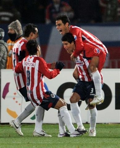 Chivas vence Universidad de Chile por 2 a 0 e est&aacute; na final da Copa Libertadores