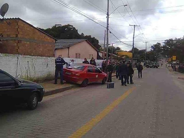 Homem &eacute; morto dentro de ve&iacute;culo na zona Norte de Porto Alegre