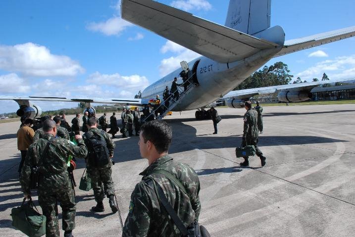 Militares ga&uacute;chos embarcam para o Haiti