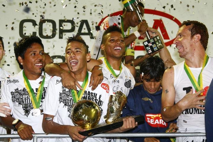 Torcedor em 2002, Neymar comemora t&iacute;tulo 