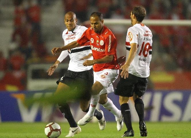 O atacante colorado Alecsandro 