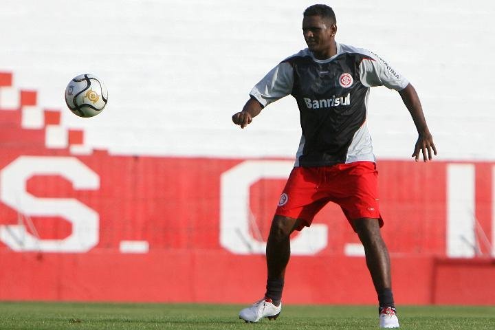 Ap&oacute;s vice da Copa do Brasil, Vit&oacute;ria contrata Kl&eacute;ber Pereira