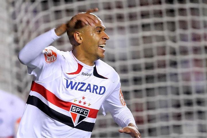 Alex Silva abriu o placar do jogo, aproveitando a falha de Renan