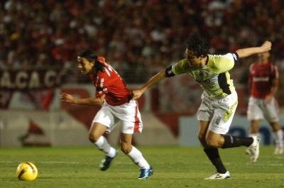 Atacante colorado fez o quarto gol enquanto torcida gritava ol&eacute;