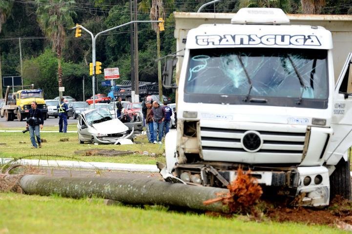 Caminh&atilde;o colidiu contra uma caminhonete e um celta na avenida Padre Cacique