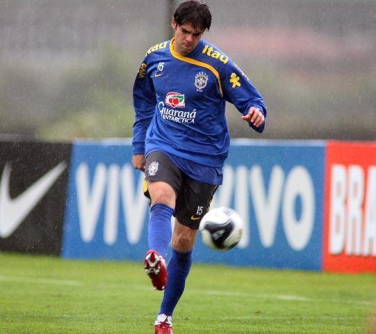 M&eacute;dico diz que Kak&aacute; colocou carreira em risco na Copa