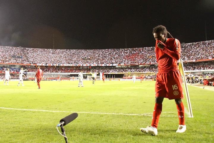 Parece que tenho de ser expulso para o Inter ser campe&atilde;o, diz Tinga