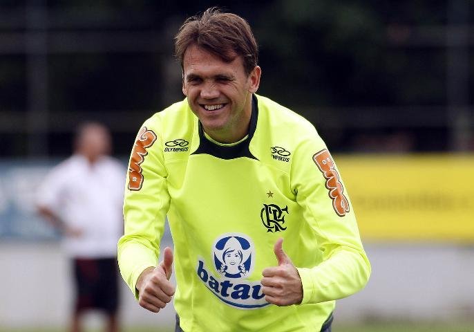Petkovic leva pancada em treino e vira d&uacute;vida no Flamengo