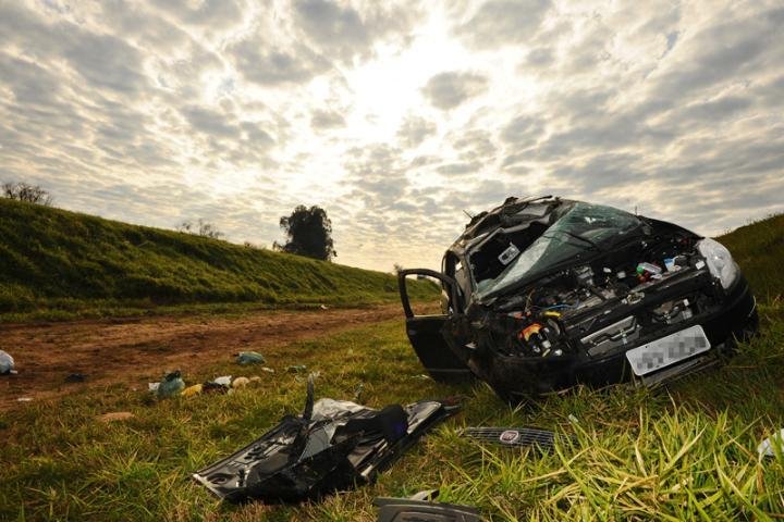 Fiat Linea capotou na Ilha das Flores no come&ccedil;o da manh&atilde; 