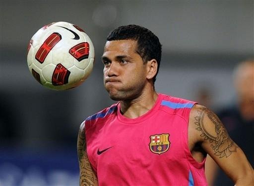Daniel Alves se apresenta ao t&eacute;cnico Mano Menezes no domingo